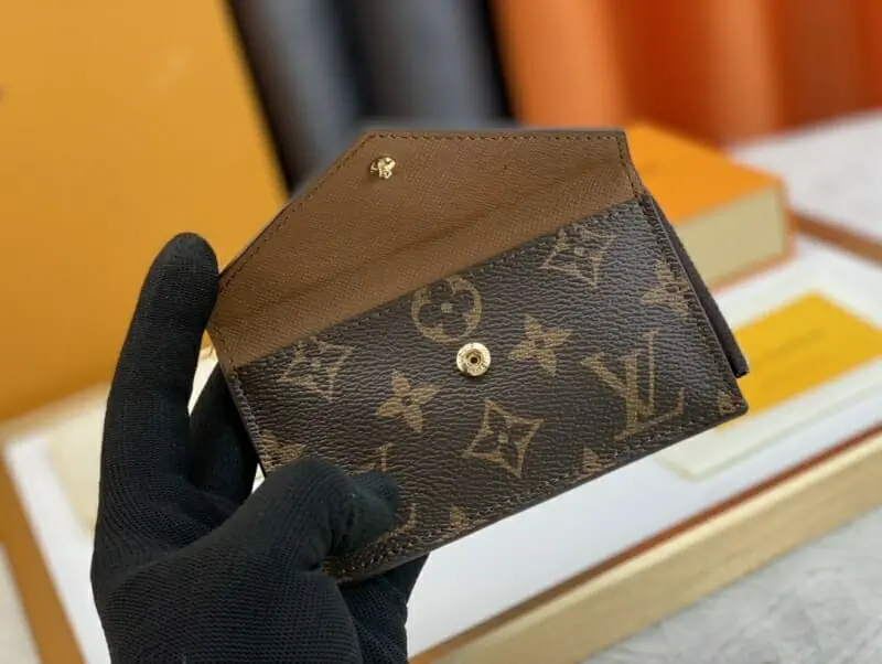 louis vuitton lv card case in brown pour femme s_11b210a4